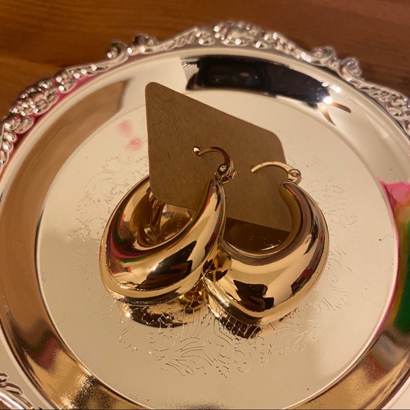 Boutique//Heart Shape Hoop Earrings - Picture 4 of 4